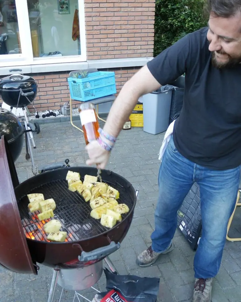 Gegrild vlees op een serveerplank