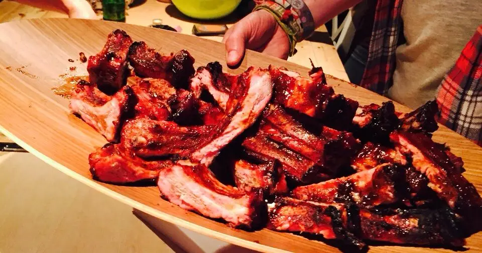 Spareribs van de barbecue op een houten plank